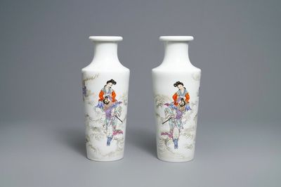Une paire de vases de forme rouleau en porcelaine de Chine famille rose, 20ème