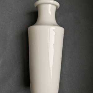 Une paire de vases de forme rouleau en porcelaine de Chine famille rose, 20ème — photo 14