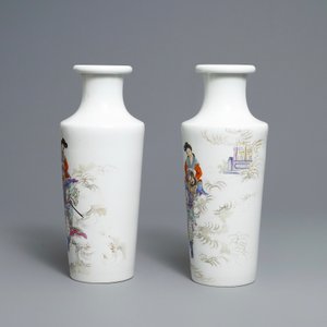 Une paire de vases de forme rouleau en porcelaine de Chine famille rose, 20ème — photo 2