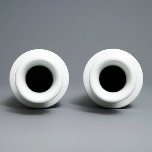 Une paire de vases de forme rouleau en porcelaine de Chine famille rose, 20ème — photo 6