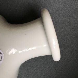 Une paire de vases de forme rouleau en porcelaine de Chine famille rose, 20ème — photo 7