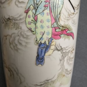 Une paire de vases de forme rouleau en porcelaine de Chine famille rose, 20ème — photo 10