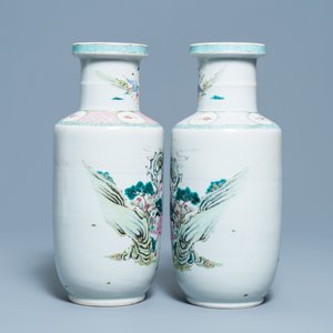 Une paire de vases de forme rouleau en porcelaine de Chine famille rose à décor d'immortels, 19/20ème — photo 2