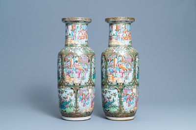 Une paire de vases de forme rouleau en porcelaine de Chine famille rose de Canton, 19ème