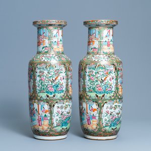 Une paire de vases de forme rouleau en porcelaine de Chine famille rose de Canton, 19ème — photo 4