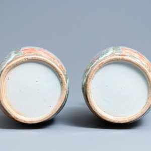 Une paire de vases de forme rouleau en porcelaine de Chine famille rose de Canton, 19ème — photo 6