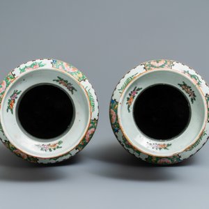 Une paire de vases de forme rouleau en porcelaine de Chine famille rose de Canton, 19ème — photo 5