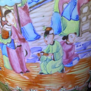 Une paire de vases de forme rouleau en porcelaine de Chine famille rose de Canton, 19ème — photo 8