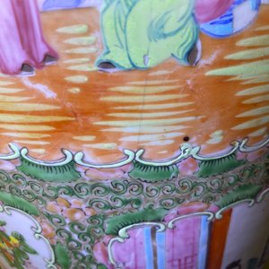 Une paire de vases de forme rouleau en porcelaine de Chine famille rose de Canton, 19ème — photo 9