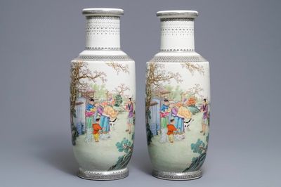 Une paire de vases de forme rouleau en porcelaine de Chine famille rose, République, 20ème