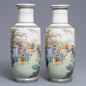 Une paire de vases de forme rouleau en porcelaine de Chine famille rose, République, 20ème — photo 1
