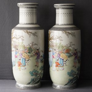 Une paire de vases de forme rouleau en porcelaine de Chine famille rose, République, 20ème — photo 7