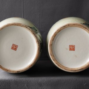 Une paire de vases de forme rouleau en porcelaine de Chine famille rose, République, 20ème — photo 9
