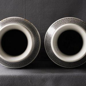 Une paire de vases de forme rouleau en porcelaine de Chine famille rose, République, 20ème — photo 10