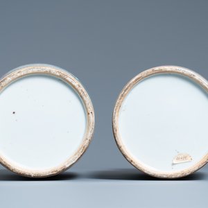 Une paire de vases de forme rouleau en porcelaine de Chine famille rose, République — photo 6