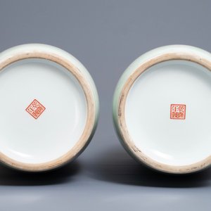 Une paire de vases de forme rouleau en porcelaine de Chine famille rose, République, 20ème — photo 5
