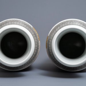 Une paire de vases de forme rouleau en porcelaine de Chine famille rose, République, 20ème — photo 6