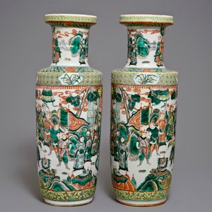 Une paire de vases de forme rouleau en porcelaine de Chine famille verte, 19ème — photo 2