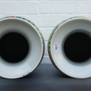 Une paire de vases de forme rouleau en porcelaine de Chine famille verte, 19ème — photo 25