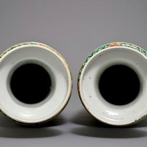 Une paire de vases de forme rouleau en porcelaine de Chine famille verte, 19ème — photo 6