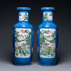 Une paire de vases de forme rouleau en porcelaine de Chine famille verte à fond bleu poudré, marque de Kangxi, 19ème — photo 1