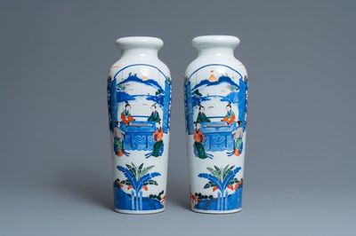 Une paire de vases de forme rouleau en porcelaine de Chine wucai, 19ème