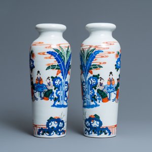 Une paire de vases de forme rouleau en porcelaine de Chine wucai, 19ème — photo 3