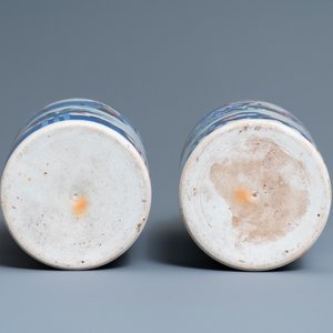 Une paire de vases de forme rouleau en porcelaine de Chine wucai, 19ème — photo 6