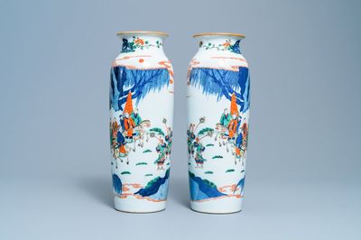 Une paire de vases de forme rouleau en porcelaine de Chine wucai, 19ème