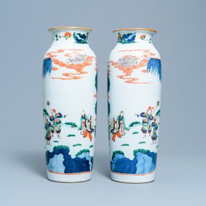 Une paire de vases de forme rouleau en porcelaine de Chine wucai, 19ème — photo 2