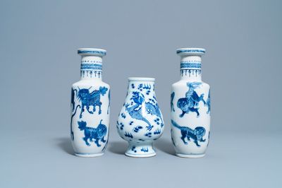 Une paire de vases de forme rouleau et un vase en forme de poire en porcelaine de Chine en bleu et blanc, 19/20ème