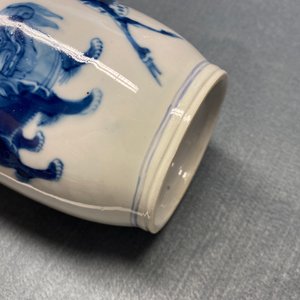 Une paire de vases de forme rouleau et un vase en forme de poire en porcelaine de Chine en bleu et blanc, 19/20ème — photo 13