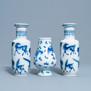 Une paire de vases de forme rouleau et un vase en forme de poire en porcelaine de Chine en bleu et blanc, 19/20ème — photo 2