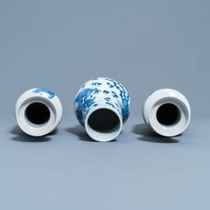 Une paire de vases de forme rouleau et un vase en forme de poire en porcelaine de Chine en bleu et blanc, 19/20ème — photo 5