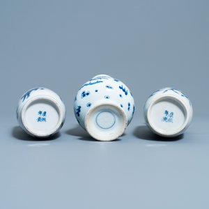Une paire de vases de forme rouleau et un vase en forme de poire en porcelaine de Chine en bleu et blanc, 19/20ème — photo 6