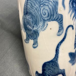 Une paire de vases de forme rouleau et un vase en forme de poire en porcelaine de Chine en bleu et blanc, 19/20ème — photo 7