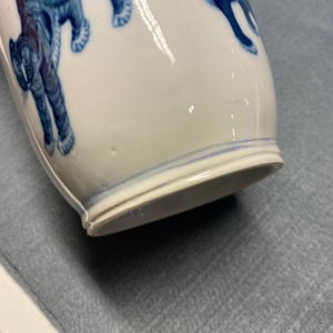 Une paire de vases de forme rouleau et un vase en forme de poire en porcelaine de Chine en bleu et blanc, 19/20ème — photo 8