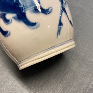 Une paire de vases de forme rouleau et un vase en forme de poire en porcelaine de Chine en bleu et blanc, 19/20ème — photo 9