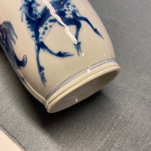 Une paire de vases de forme rouleau et un vase en forme de poire en porcelaine de Chine en bleu et blanc, 19/20ème — photo 10