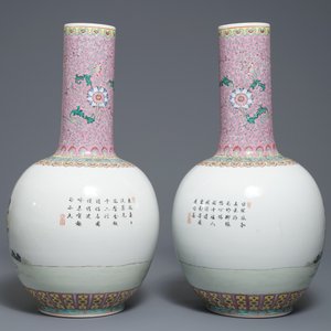 Une paire de vases de forme tianqiu ping en porcelaine de Chine famille rose, 20ème — photo 3