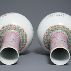 Une paire de vases de forme tianqiu ping en porcelaine de Chine famille rose, 20ème — photo 6