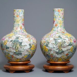Une paire de vases de forme tianqiu ping en porcelaine de Chine famille rose, marque de Qianlong, ca. 1900 — photo 1