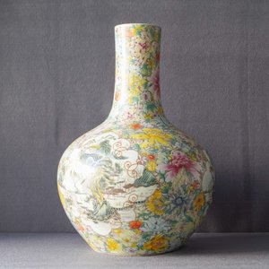 Une paire de vases de forme tianqiu ping en porcelaine de Chine famille rose, marque de Qianlong, ca. 1900 — photo 15