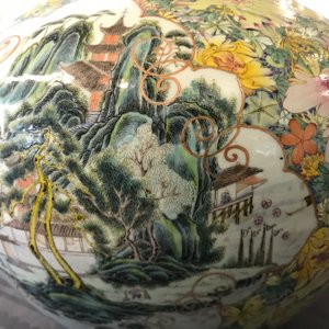 Une paire de vases de forme tianqiu ping en porcelaine de Chine famille rose, marque de Qianlong, ca. 1900 — photo 23