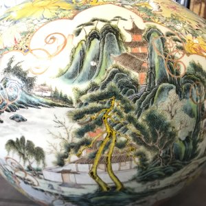 Une paire de vases de forme tianqiu ping en porcelaine de Chine famille rose, marque de Qianlong, ca. 1900 — photo 24