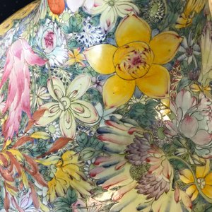 Une paire de vases de forme tianqiu ping en porcelaine de Chine famille rose, marque de Qianlong, ca. 1900 — photo 30