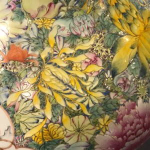Une paire de vases de forme tianqiu ping en porcelaine de Chine famille rose, marque de Qianlong, ca. 1900 — photo 32
