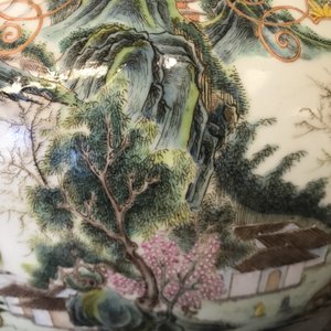 Une paire de vases de forme tianqiu ping en porcelaine de Chine famille rose, marque de Qianlong, ca. 1900 — photo 48