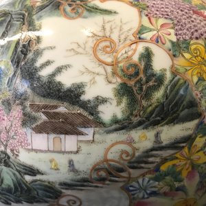 Une paire de vases de forme tianqiu ping en porcelaine de Chine famille rose, marque de Qianlong, ca. 1900 — photo 50