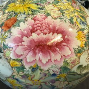 Une paire de vases de forme tianqiu ping en porcelaine de Chine famille rose, marque de Qianlong, ca. 1900 — photo 51